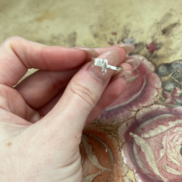 Sterling silver cross ring (size 7) - Picture 2 of 3
